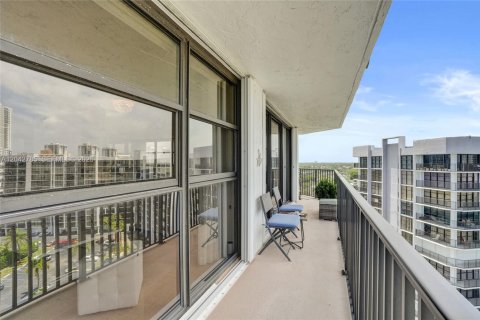 Condo in Hallandale Beach, Florida, 2 bedrooms  № 2186135 - photo 22