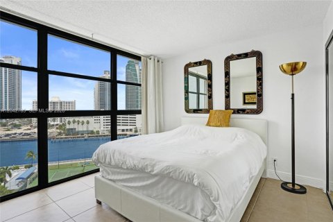 Condo in Hallandale Beach, Florida, 2 bedrooms  № 2186135 - photo 21