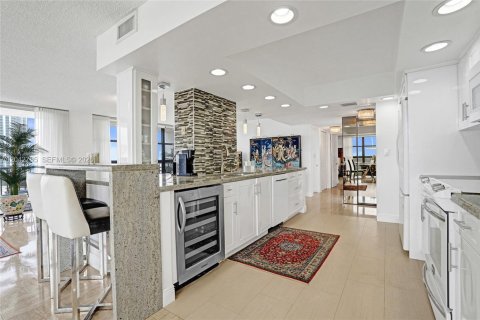 Condo in Hallandale Beach, Florida, 2 bedrooms  № 2186135 - photo 6
