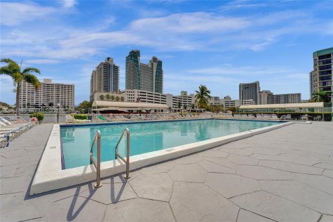 Condo in Hallandale Beach, Florida, 2 bedrooms  № 2186135 - photo 24