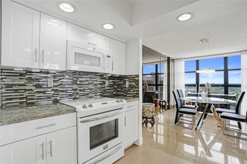 Condo in Hallandale Beach, Florida, 2 bedrooms  № 2186135 - photo 17