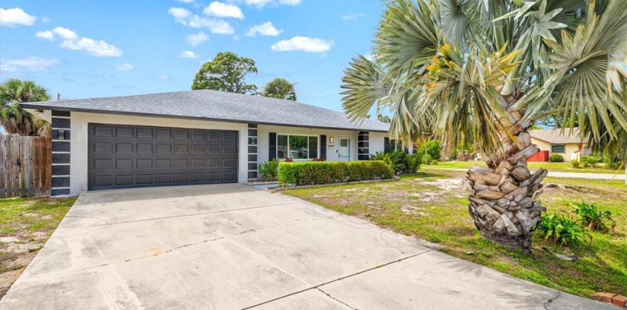 House in Venice, Florida 3 bedrooms, 147.16 sq.m. № 2118845