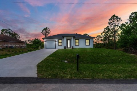 House in Lehigh Acres, Florida 3 bedrooms № 1878812 - photo 1