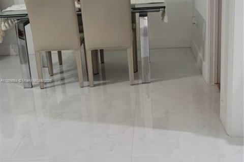Condominio en venta en Miami Beach, Florida, 2 dormitorios, 79.9 m2 № 2076846 - foto 12