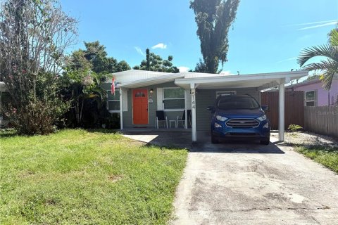 House in Gulfport, Florida 3 bedrooms, 95.69 sq.m. № 2376598