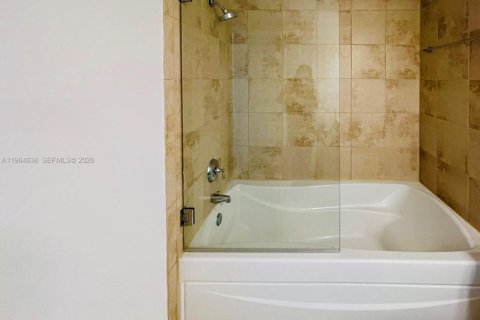 Купить кондоминиум в Корал-Гейблс, Флорида 2 спальни, 115.66м2, № 2026313 - фото 16