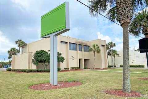 Commercial property in New Smyrna Beach, Florida 596.06 sq.m. № 1555051 - photo 1