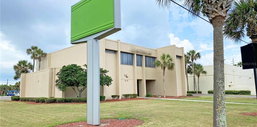 Commercial property in New Smyrna Beach, Florida 596.06 sq.m. № 1555051