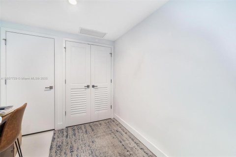 Condo in Miami, Florida, 1 bedroom  № 1888920 - photo 5