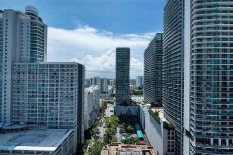 Condo in Miami, Florida, 1 bedroom  № 1888920 - photo 18
