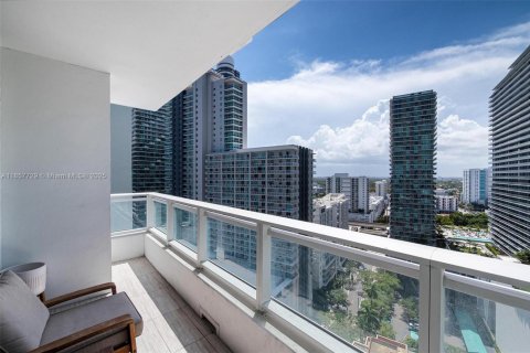 Condo in Miami, Florida, 1 bedroom  № 1888920 - photo 1