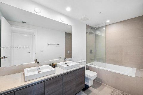 Condo in Miami, Florida, 1 bedroom  № 1888920 - photo 15