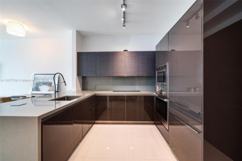 Condo in Miami, Florida, 1 bedroom  № 1888920 - photo 3