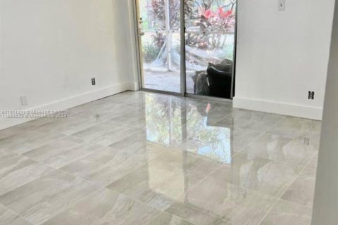 Condominio en venta en Tamarac, Florida, 2 dormitorios, 95.69 m2 № 1962529 - foto 3