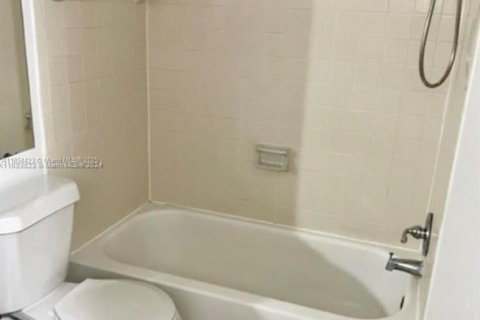 Condominio en venta en Tamarac, Florida, 2 dormitorios, 95.69 m2 № 1962529 - foto 6