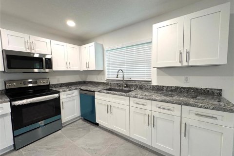 House in Orlando, Florida 3 bedrooms, 200.95 sq.m. № 1279791 - photo 9