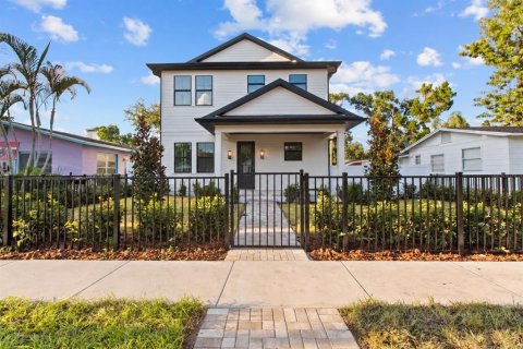House in Saint Petersburg, Florida 3 bedrooms, 232.53 sq.m. № 2389467