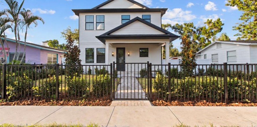 House in Saint Petersburg, Florida 3 bedrooms, 232.53 sq.m. № 2389467