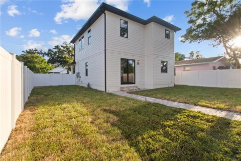House in Saint Petersburg, Florida 3 bedrooms, 232.53 sq.m. № 2389467 - photo 24