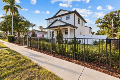 House in Saint Petersburg, Florida 3 bedrooms, 232.53 sq.m. № 2389467 - photo 2