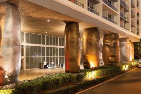 Condo in Miami, Florida, 2 bedrooms  № 1942732 - photo 27