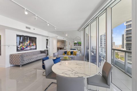 Condo in Miami, Florida, 2 bedrooms  № 1942732 - photo 5