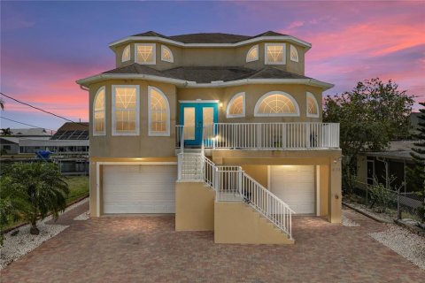 House in Hernando Beach, Florida 4 bedrooms, 212 sq.m. № 2283497