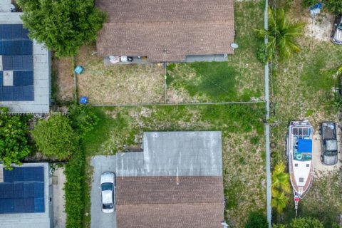 House in Miami, Florida 5 bedrooms, 223.15 sq.m. № 1920893 - photo 4