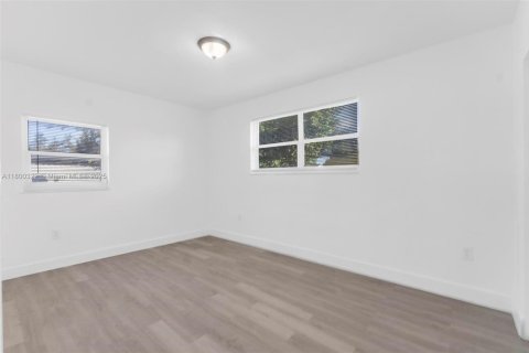 House in Miami, Florida 5 bedrooms, 223.15 sq.m. № 1920893 - photo 20