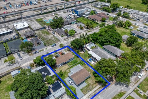 House in Miami, Florida 5 bedrooms, 223.15 sq.m. № 1920893 - photo 3