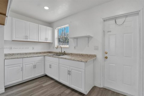 House in Miami, Florida 5 bedrooms, 223.15 sq.m. № 1920893 - photo 21