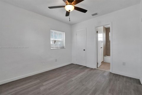 House in Miami, Florida 5 bedrooms, 223.15 sq.m. № 1920893 - photo 22