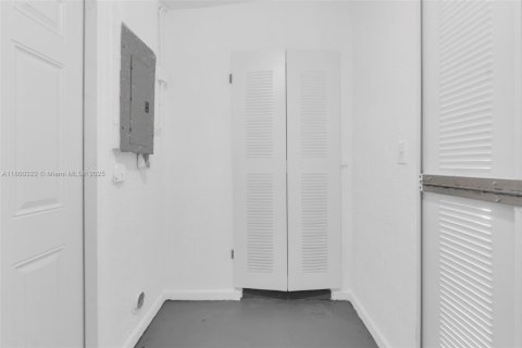 House in Miami, Florida 5 bedrooms, 223.15 sq.m. № 1920893 - photo 11