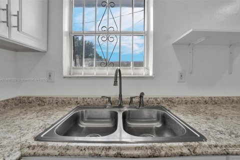 House in Miami, Florida 5 bedrooms, 223.15 sq.m. № 1920893 - photo 30