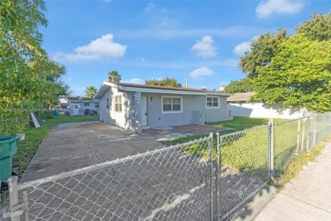 House in Miami, Florida 5 bedrooms, 223.15 sq.m. № 1920893 - photo 15