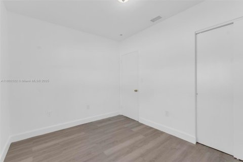 House in Miami, Florida 5 bedrooms, 223.15 sq.m. № 1920893 - photo 18