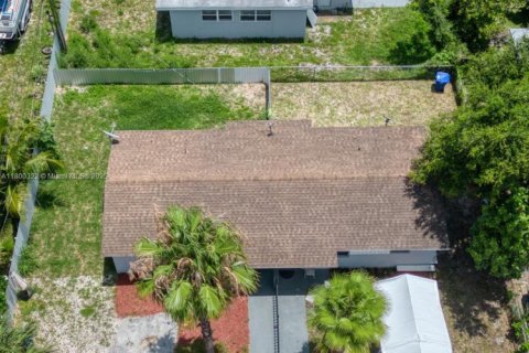 House in Miami, Florida 5 bedrooms, 223.15 sq.m. № 1920893 - photo 2