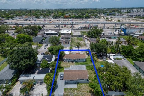 House in Miami, Florida 5 bedrooms, 223.15 sq.m. № 1920893 - photo 8