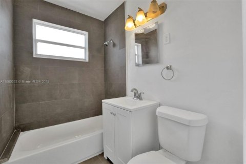 House in Miami, Florida 5 bedrooms, 223.15 sq.m. № 1920893 - photo 29