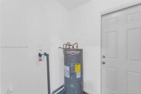 House in Miami, Florida 5 bedrooms, 223.15 sq.m. № 1920893 - photo 12