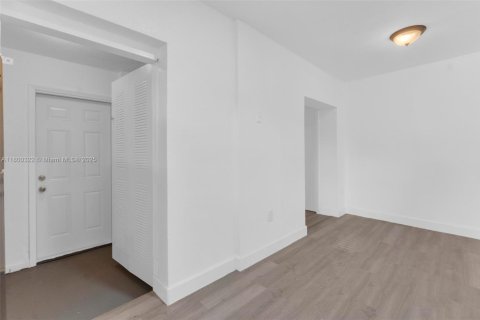 House in Miami, Florida 5 bedrooms, 223.15 sq.m. № 1920893 - photo 14