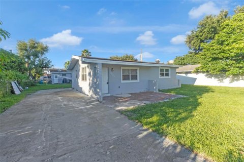 House in Miami, Florida 5 bedrooms, 223.15 sq.m. № 1920893 - photo 5