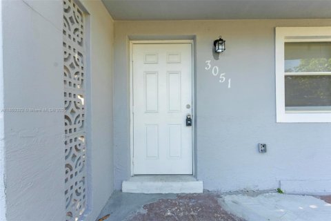 House in Miami, Florida 5 bedrooms, 223.15 sq.m. № 1920893 - photo 16