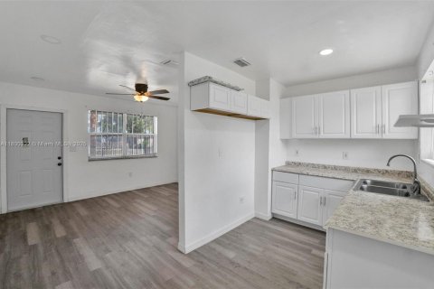 House in Miami, Florida 5 bedrooms, 223.15 sq.m. № 1920893 - photo 24