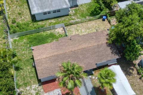 House in Miami, Florida 5 bedrooms, 223.15 sq.m. № 1920893 - photo 1