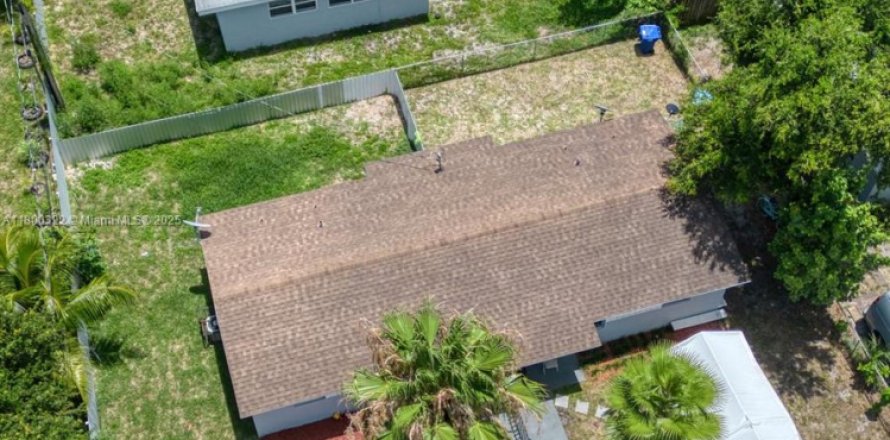 House in Miami, Florida 5 bedrooms, 223.15 sq.m. № 1920893