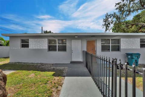 House in Miami, Florida 5 bedrooms, 223.15 sq.m. № 1920893 - photo 9