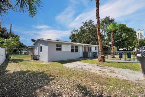 House in Miami, Florida 5 bedrooms, 223.15 sq.m. № 1920893 - photo 27