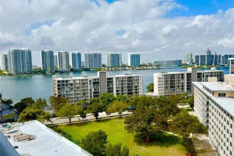 Condominio en venta en Sunny Isles Beach, Florida, 2 dormitorios, 138.24 m2 № 2044471 - foto 2