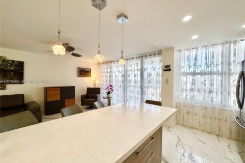 Condominio en venta en Sunny Isles Beach, Florida, 2 dormitorios, 138.24 m2 № 2044471 - foto 17